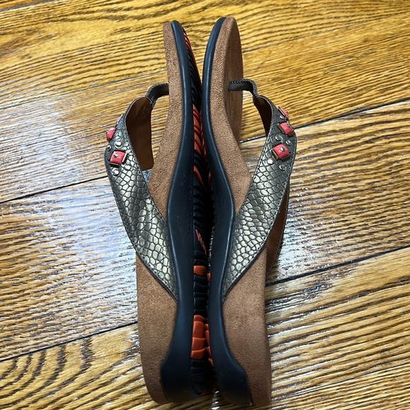 Vionic Florina style sandals. Leather straps/croc print w/coral beads. Size 8. - Picture 6 of 16